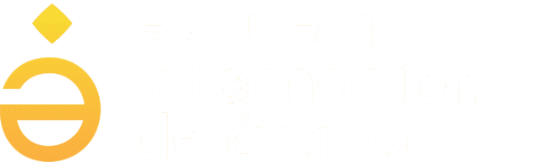 Logo en negativo de Escuela Internacional de Árabe sobre fondo oscuro