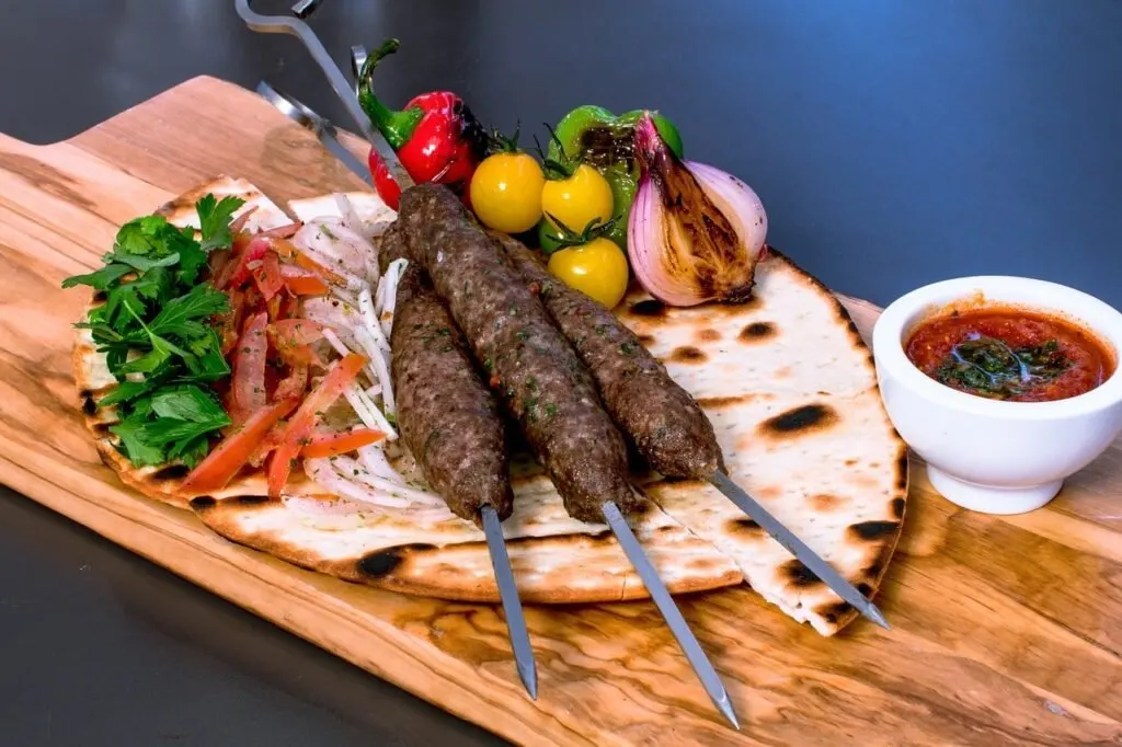 Comida tradional arabe kebab brocheta de carne